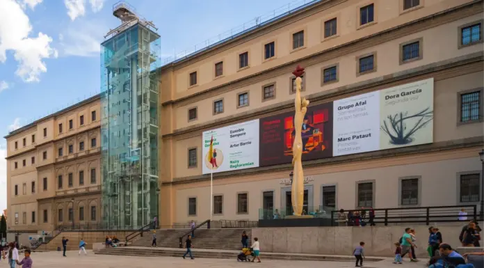 Fachada del Museo Nacional Centro de Arte Reina Sofía en Madrid, envuelto en una polémica por la expulsión de ciudadanos israelíes.