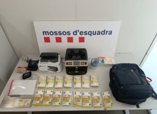 Billetes falsos de 200 euros y máquinas contadoras intervenidos por los Mossos d'Esquadra en una estafa Rip Deal en Barcelona.