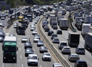 Barcelona ha vivido este mediodía una de esas jornadas que muchos conductores describen sin rodeos como “colapso total”. Las principales arterias de entrada y salida —Gran Via, Meridiana, Diagonal y las rondas— han registrado largas retenciones y velocidades mínimas durante horas, en un atasco que no responde únicamente al tráfico habitual de hora punta. La ciudad ha coincidido hoy con dos factores atípicos que han tensionado al límite la movilidad: una manifestación motorizada del sector agrario y nuevas incidencias en la red ferroviaria de cercanías. Por un lado, varias columnas de tractores y vehículos particulares convocadas por Revolta Pagesa han entrado en la capital para protestar por el aumento de costes, la presión burocrática y la competencia exterior. Su avance lento y la ocupación parcial de carriles han reducido drásticamente la capacidad de circulación en accesos clave, generando embudos que se han propagado al conjunto de la ciudad. En avenidas amplias como Gran Via o Meridiana, el efecto ha sido inmediato: retenciones kilométricas y desvíos improvisados. Al mismo tiempo, el servicio de Rodalies Renfe ha vuelto a sufrir retrasos y cancelaciones puntuales. Cada vez que la red falla, miles de usuarios optan por el coche o la moto como alternativa, lo que multiplica el volumen de vehículos en circulación. Esa “migración forzosa” del transporte público a la carretera ha actuado como gasolina sobre un sistema ya saturado. El resultado en Barcelona ha sido una tormenta perfecta: más coches de lo normal, menos capacidad viaria y varios puntos críticos bloqueados por la protesta. Taxis, autobuses y servicios de reparto han quedado atrapados en la misma marea, elevando tiempos de trayecto muy por encima de lo habitual. Las autoridades recomiendan evitar desplazamientos innecesarios, priorizar metro o tren cuando funcione con normalidad y consultar el estado del tráfico antes de salir. La experiencia de hoy deja una lección clara: cuando coinciden incidencias estructurales y protestas en superficie, la movilidad barcelonesa se vuelve extremadamente frágil.
