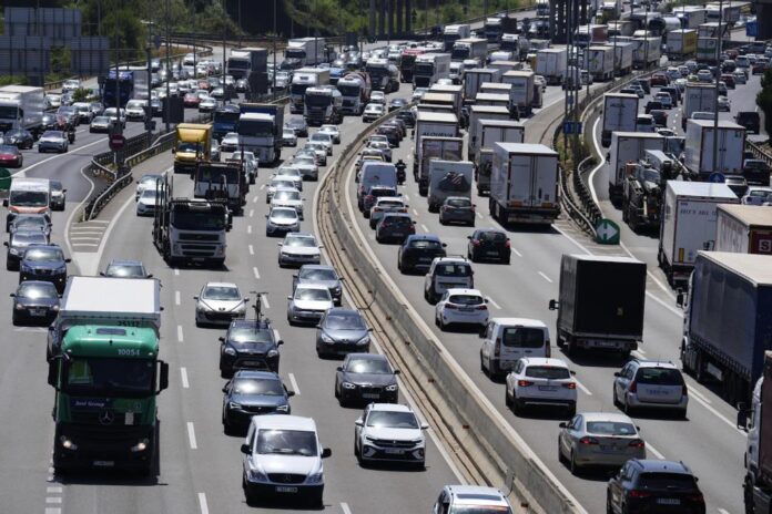 Barcelona ha vivido este mediodía una de esas jornadas que muchos conductores describen sin rodeos como “colapso total”. Las principales arterias de entrada y salida —Gran Via, Meridiana, Diagonal y las rondas— han registrado largas retenciones y velocidades mínimas durante horas, en un atasco que no responde únicamente al tráfico habitual de hora punta. La ciudad ha coincidido hoy con dos factores atípicos que han tensionado al límite la movilidad: una manifestación motorizada del sector agrario y nuevas incidencias en la red ferroviaria de cercanías. Por un lado, varias columnas de tractores y vehículos particulares convocadas por Revolta Pagesa han entrado en la capital para protestar por el aumento de costes, la presión burocrática y la competencia exterior. Su avance lento y la ocupación parcial de carriles han reducido drásticamente la capacidad de circulación en accesos clave, generando embudos que se han propagado al conjunto de la ciudad. En avenidas amplias como Gran Via o Meridiana, el efecto ha sido inmediato: retenciones kilométricas y desvíos improvisados. Al mismo tiempo, el servicio de Rodalies Renfe ha vuelto a sufrir retrasos y cancelaciones puntuales. Cada vez que la red falla, miles de usuarios optan por el coche o la moto como alternativa, lo que multiplica el volumen de vehículos en circulación. Esa “migración forzosa” del transporte público a la carretera ha actuado como gasolina sobre un sistema ya saturado. El resultado en Barcelona ha sido una tormenta perfecta: más coches de lo normal, menos capacidad viaria y varios puntos críticos bloqueados por la protesta. Taxis, autobuses y servicios de reparto han quedado atrapados en la misma marea, elevando tiempos de trayecto muy por encima de lo habitual. Las autoridades recomiendan evitar desplazamientos innecesarios, priorizar metro o tren cuando funcione con normalidad y consultar el estado del tráfico antes de salir. La experiencia de hoy deja una lección clara: cuando coinciden incidencias estructurales y protestas en superficie, la movilidad barcelonesa se vuelve extremadamente frágil.