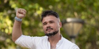 Gabriel Rufián, portavoz de ERC, levantando el puño izquierdo durante un acto político.