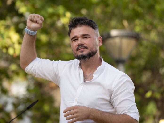 Gabriel Rufián, portavoz de ERC, levantando el puño izquierdo durante un acto político.