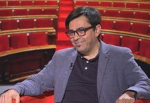 Primer plano de Gerardo Pisarello durante una entrevista en televisión.