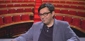 Primer plano de Gerardo Pisarello durante una entrevista en televisión.