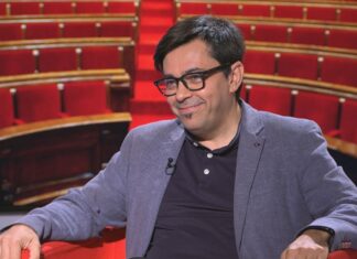 Primer plano de Gerardo Pisarello durante una entrevista en televisión.