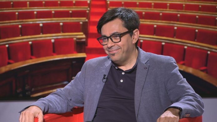 Primer plano de Gerardo Pisarello durante una entrevista en televisión.