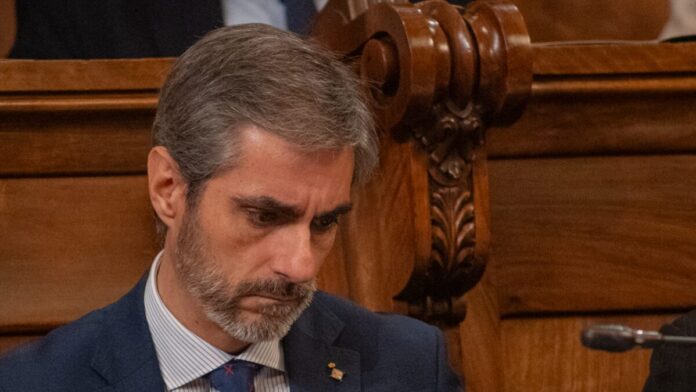 Gonzalo de Oro, portavoz de VOX en el AMB, durante su denuncia sobre el gasto en subvenciones internacionales.