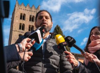 El secretario general de VOX, Ignacio Garriga, atendiendo a los medios de comunicación en Ripoll para anunciar la personación del partido como acusación popular contra el imán.