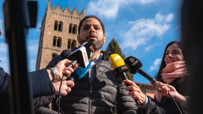 El secretario general de VOX, Ignacio Garriga, atendiendo a los medios de comunicación en Ripoll para anunciar la personación del partido como acusación popular contra el imán.