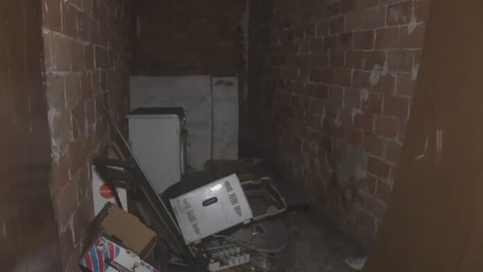 Interior de uno de los trasteros del edificio incendiado en la calle Montseny de Manlleu.