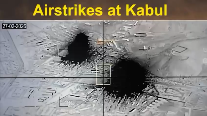 Un ataque aéreo sobre Kabul, en una imagen que refleja la escalada entre Pakistán y Afganistán.