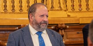 Liberto Senderos, portavoz de VOX en el Ayuntamiento de Barcelona, durante una sesión en el Salón de Plenos.