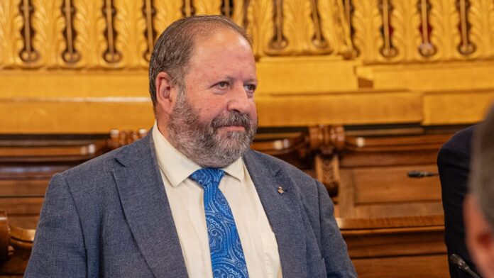 Liberto Senderos, portavoz de VOX en el Ayuntamiento de Barcelona, durante una sesión en el Salón de Plenos.