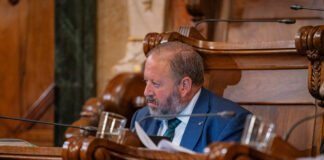 El concejal de VOX, Liberto Senderos, durante una sesión en el Salón de Plenos del Ayuntamiento de Barcelona.