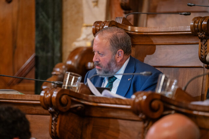 El concejal de VOX, Liberto Senderos, durante una sesión en el Salón de Plenos del Ayuntamiento de Barcelona.