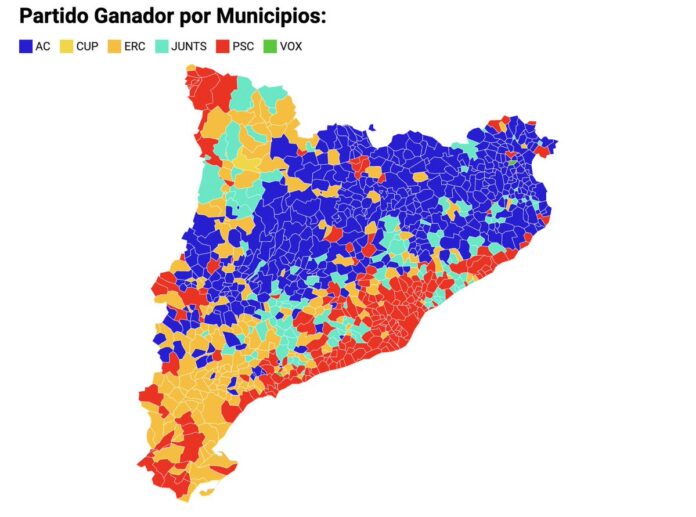Mapa de Cataluña por municipios que muestra el partido ganador según Electodatos, con una presencia predominante de Aliança Catalana (azul) en el interior y PSC (rojo) en la costa.