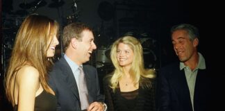 Melania Knauss, el príncipe Andrés de York, Gwendolyn Beck y Jeffrey Epstein conversando durante una fiesta en Mar-a-Lago en el año 2000.