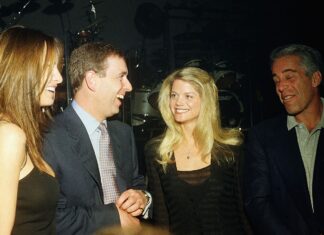 Melania Knauss, el príncipe Andrés de York, Gwendolyn Beck y Jeffrey Epstein conversando durante una fiesta en Mar-a-Lago en el año 2000.