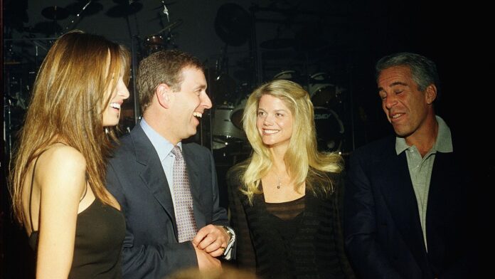 Melania Knauss, el príncipe Andrés de York, Gwendolyn Beck y Jeffrey Epstein conversando durante una fiesta en Mar-a-Lago en el año 2000.