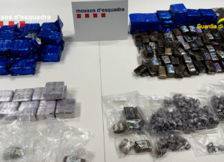 Golpe transnacional al narco: desarticulada la red que conectaba Cataluña, Marruecos y Milán Paquetes de hachís de diversos formatos e insignias de los Mossos d’Esquadra y la Guardia di Finanza sobre una mesa tras una operación policial.