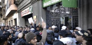 Pakistaníes a las puertas del Consulado de Pakistán en Barcelona.