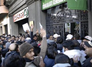 Montero despeja las dudas: «Vamos a por la nacionalidad o a cambiar la ley para que puedan votar» Pakistaníes a las puertas del Consulado de Pakistán en Barcelona.