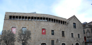 Façana de l'edifici de la Pia Almoina al Barri Gòtic de Barcelona, seu del Museu Diocesà.