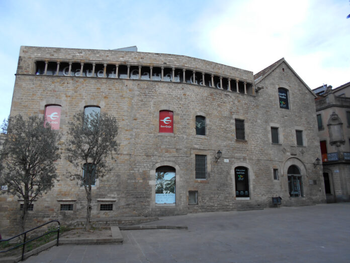 Façana de l'edifici de la Pia Almoina al Barri Gòtic de Barcelona, seu del Museu Diocesà.