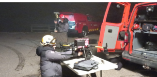 Efectivos de los Bombers de la Generalitat preparan un dron durante el dispositivo nocturno de búsqueda en el Pedraforca.