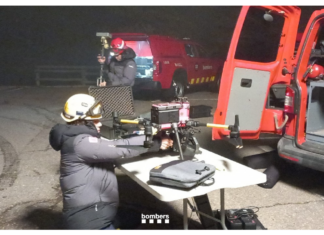 Efectivos de los Bombers de la Generalitat preparan un dron durante el dispositivo nocturno de búsqueda en el Pedraforca.