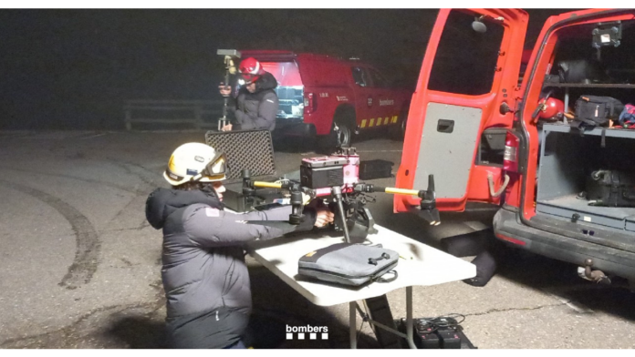 Efectivos de los Bombers de la Generalitat preparan un dron durante el dispositivo nocturno de búsqueda en el Pedraforca.