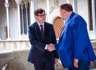 Illa no será «rehén» de Junqueras: el escenario de elecciones anticipadas cobra fuerza en el Palau Reunión Salvador Illa y Oriol Junqueras en el Palau de la Generalitat presupuestos Cataluña.