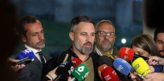 Santiago Abascal rodeado de micrófonos durante la presentación de Carlos Pollán y los candidatos de Vox en Ávila para las elecciones de Castilla y León 2026.