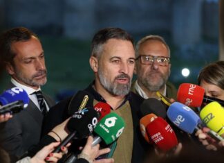 Santiago Abascal rodeado de micrófonos durante la presentación de Carlos Pollán y los candidatos de Vox en Ávila para las elecciones de Castilla y León 2026.