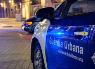 Un hombre armado con dos cuchillos siembra el pánico en el Paral·lel y amenaza a la Guardia Urbana en plena visita del Papa Atención a víctimas de violencia de género y doméstica en Barcelona.