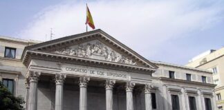 Fachada principal del Congreso de los Diputados en Madrid, símbolo de la soberanía nacional y la separación de poderes en España.