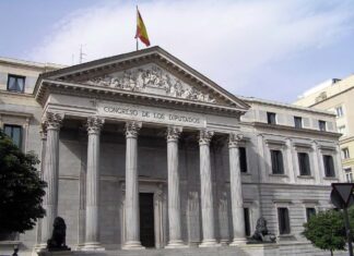 Fachada principal del Congreso de los Diputados en Madrid, símbolo de la soberanía nacional y la separación de poderes en España.