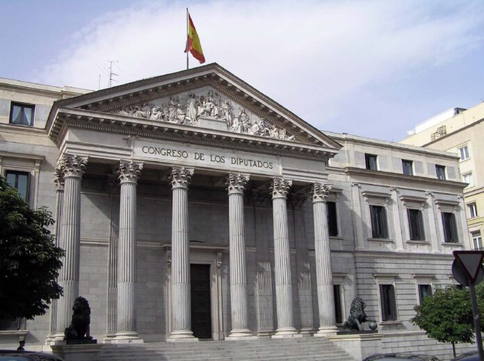 Fachada principal del Congreso de los Diputados en Madrid, símbolo de la soberanía nacional y la separación de poderes en España.