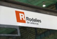 Detalle del logotipo de Rodalies de Catalunya en la parte superior de un vagón de tren de Renfe.