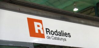 Detalle del logotipo de Rodalies de Catalunya en la parte superior de un vagón de tren de Renfe.