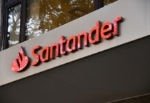 Santander lanza en España su nueva eSIM para viajar conectado en más de 160 países desde la app del banco Fachada de sucursal del Santander con las letras en rojo.