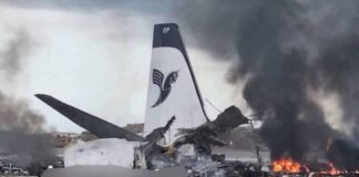 Restos de un avión Airbus A319 de Iran Air destruido y en llamas sobre la pista del aeropuerto de Teherán tras un ataque.
