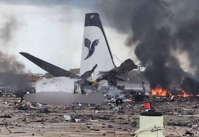 Restos de un avión Airbus A319 de Iran Air destruido y en llamas sobre la pista del aeropuerto de Teherán tras un ataque.