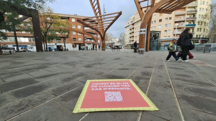 Cartel del PP en Barcelona denunciando el precio del metro cuadrado de alquiler más caro de España