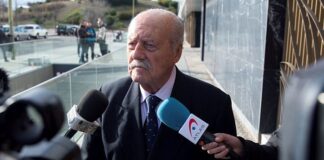 Antonio Tejero atendiendo a los medios de comunicación con micrófonos de prensa.