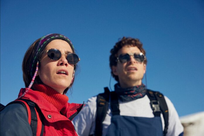 Escena de la película Balandrau, infern glaçat con excursionistas en la montaña