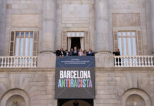 Barcelona acogerá un Foro Internacional Antirracista con ECCAR y la UNESCO en mayo Pancarta de la campaña Barcelona Antirracista en el balcón del Ayuntamiento de Barcelona.