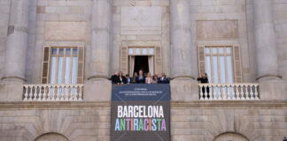 Pancarta de la campaña Barcelona Antirracista en el balcón del Ayuntamiento de Barcelona.
