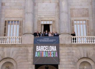 Pancarta de la campaña Barcelona Antirracista en el balcón del Ayuntamiento de Barcelona.
