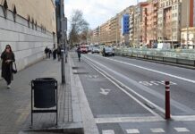 Calle de Barcelona con plataforma única y espacio compartido entre peatones, bicicletas y vehículos